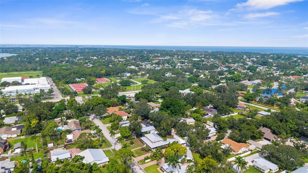 Под контрактом: $800,000 (4 спален, 3 ванн, 2705 Квадратных фут)