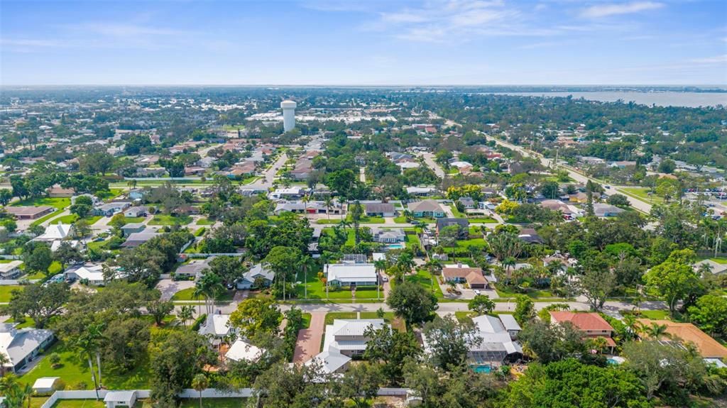 Под контрактом: $800,000 (4 спален, 3 ванн, 2705 Квадратных фут)