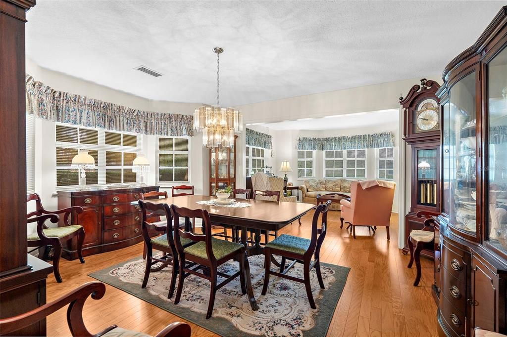 Под контрактом: $800,000 (4 спален, 3 ванн, 2705 Квадратных фут)