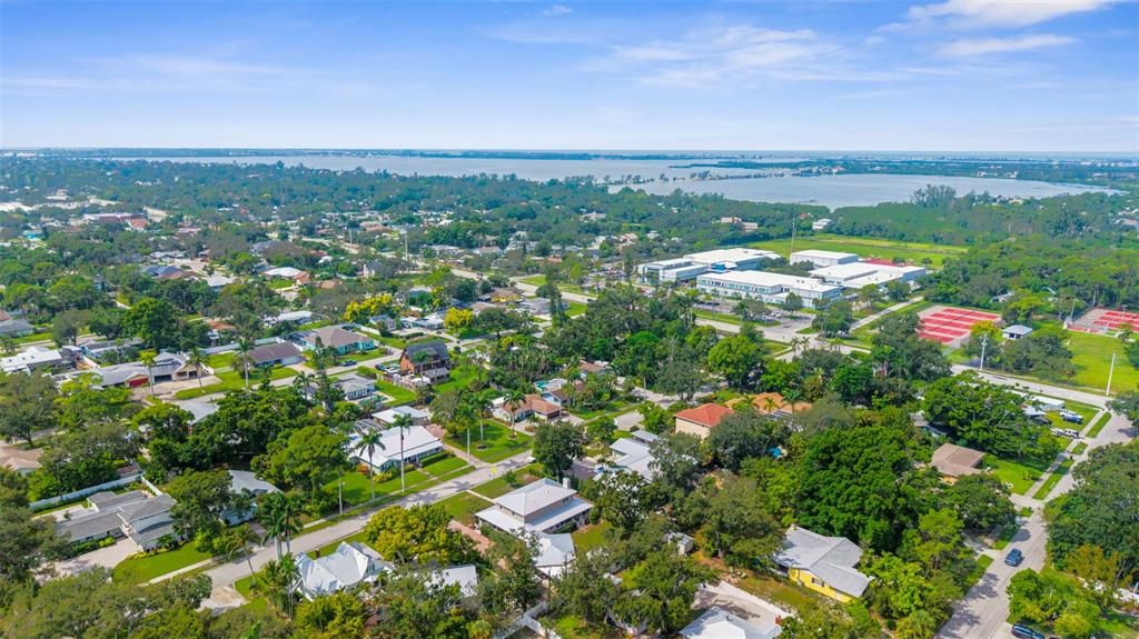 Под контрактом: $800,000 (4 спален, 3 ванн, 2705 Квадратных фут)