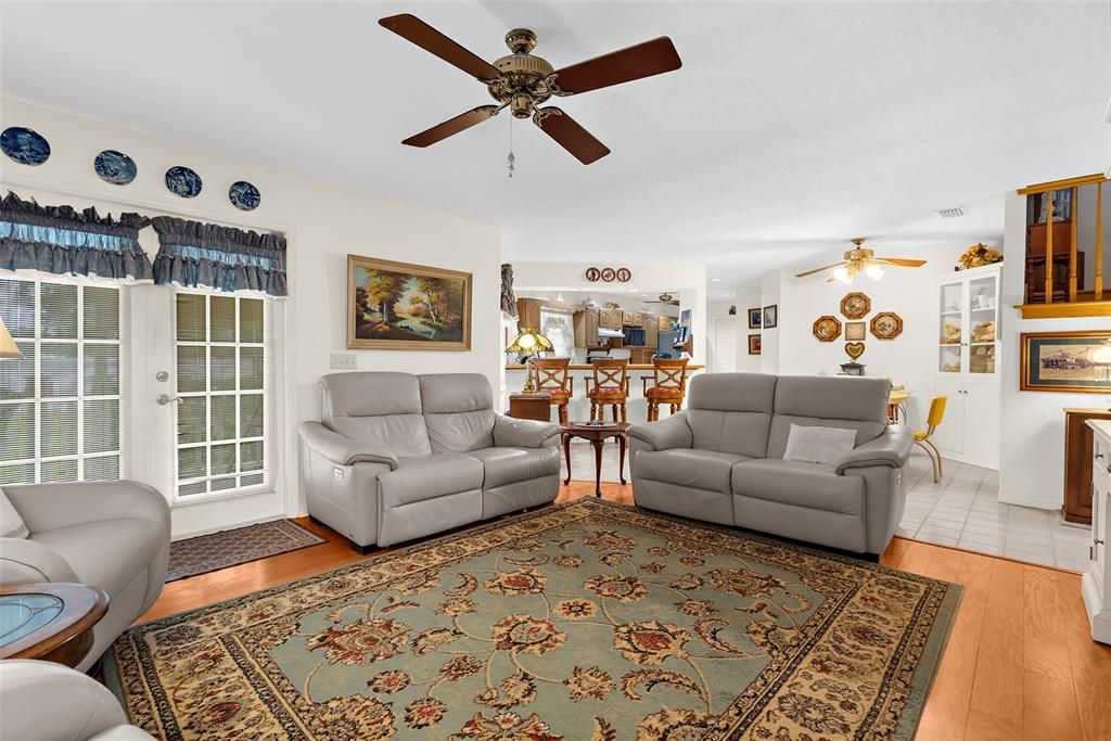 Под контрактом: $800,000 (4 спален, 3 ванн, 2705 Квадратных фут)