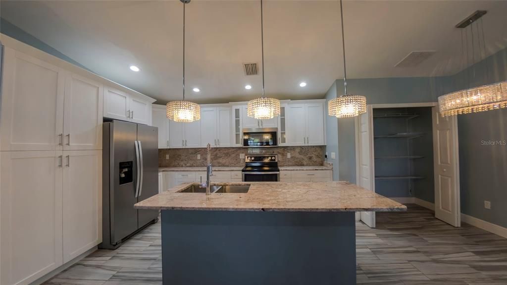 Activo con contrato: $330,000 (5 camas, 4 baños, 2071 Pies cuadrados)