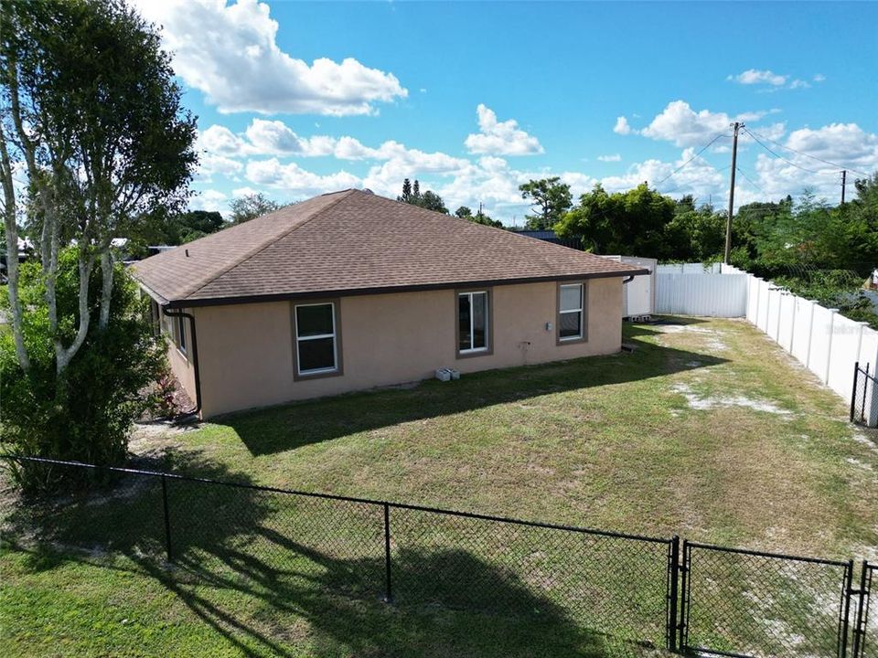 Activo con contrato: $330,000 (5 camas, 4 baños, 2071 Pies cuadrados)