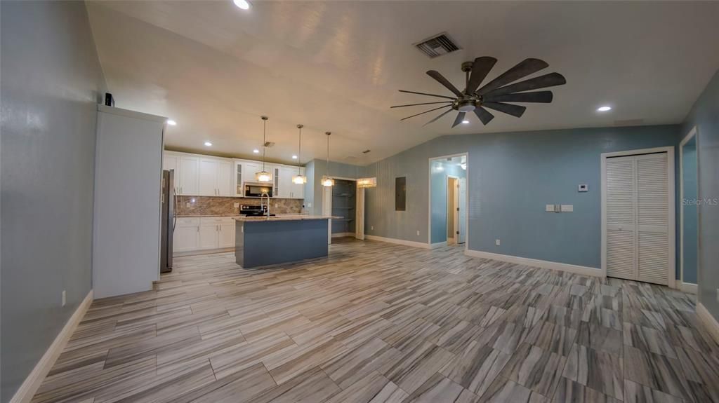 Activo con contrato: $330,000 (5 camas, 4 baños, 2071 Pies cuadrados)