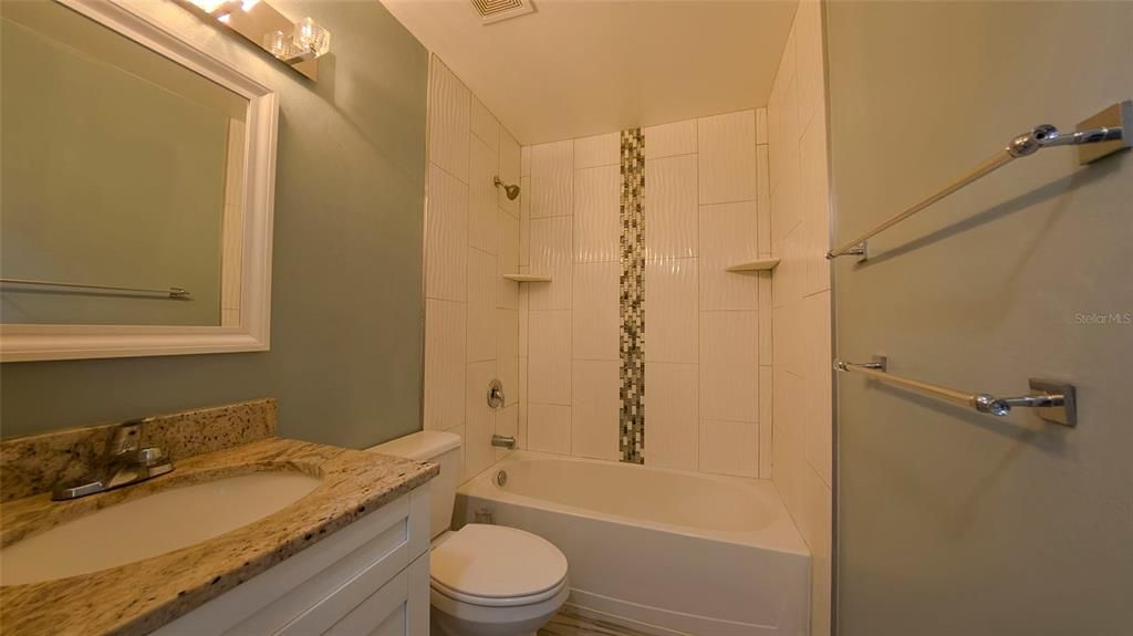 Activo con contrato: $330,000 (5 camas, 4 baños, 2071 Pies cuadrados)