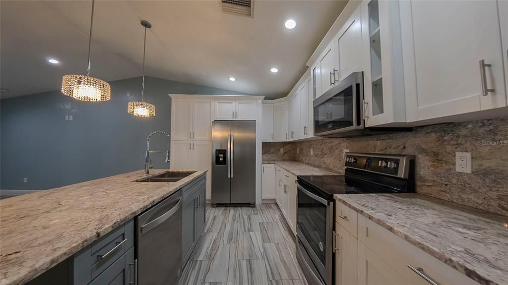 Activo con contrato: $330,000 (5 camas, 4 baños, 2071 Pies cuadrados)