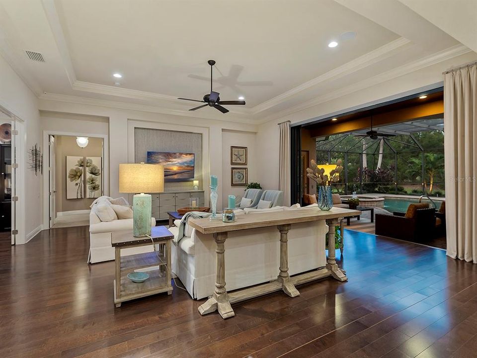 Под контрактом: $1,895,000 (3 спален, 3 ванн, 3667 Квадратных фут)