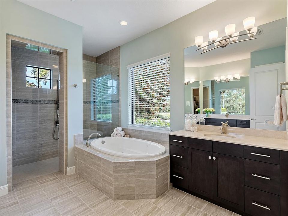 Под контрактом: $1,895,000 (3 спален, 3 ванн, 3667 Квадратных фут)