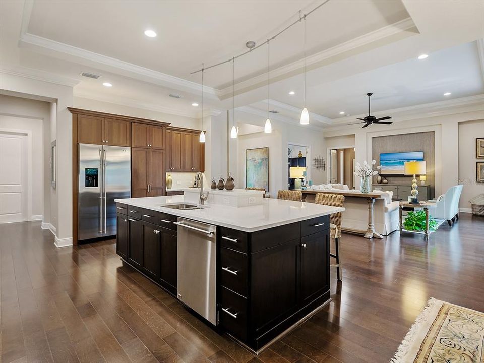 Под контрактом: $1,895,000 (3 спален, 3 ванн, 3667 Квадратных фут)