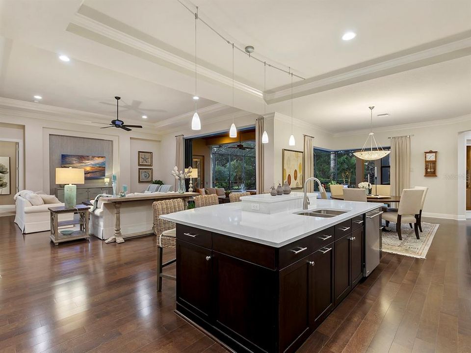 Под контрактом: $1,895,000 (3 спален, 3 ванн, 3667 Квадратных фут)