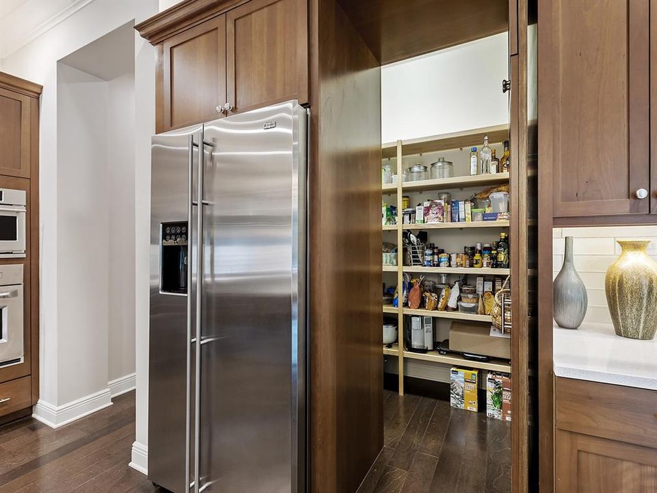 Под контрактом: $1,895,000 (3 спален, 3 ванн, 3667 Квадратных фут)