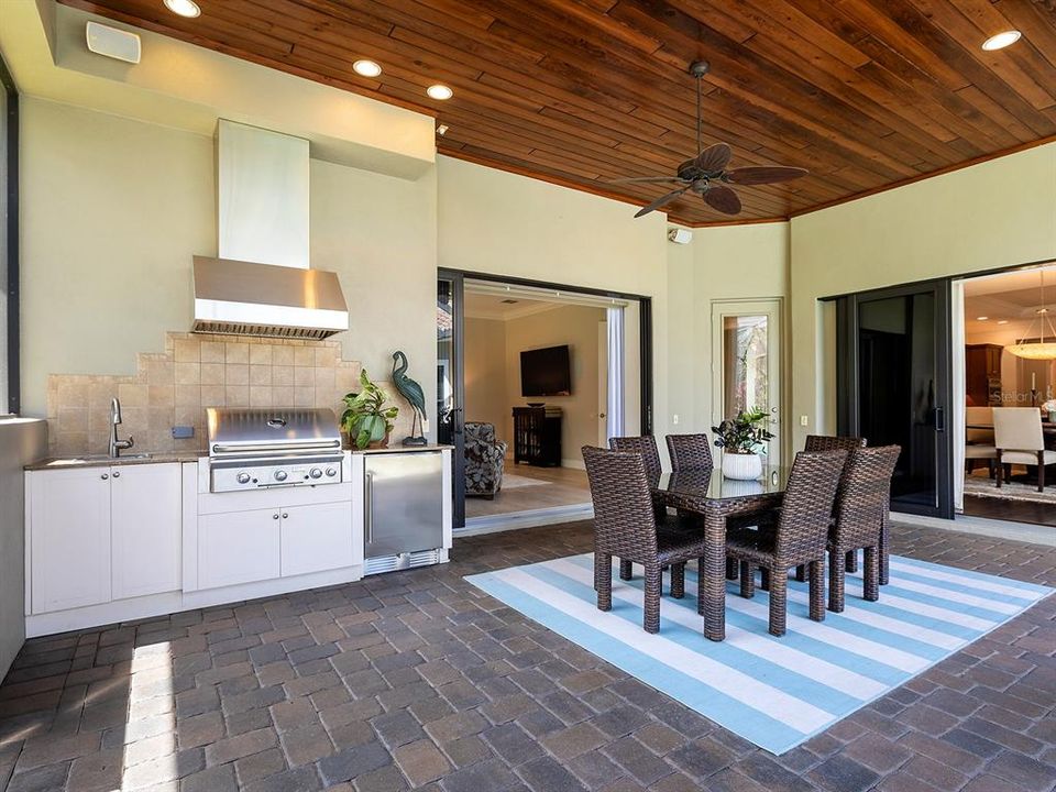 Под контрактом: $1,895,000 (3 спален, 3 ванн, 3667 Квадратных фут)