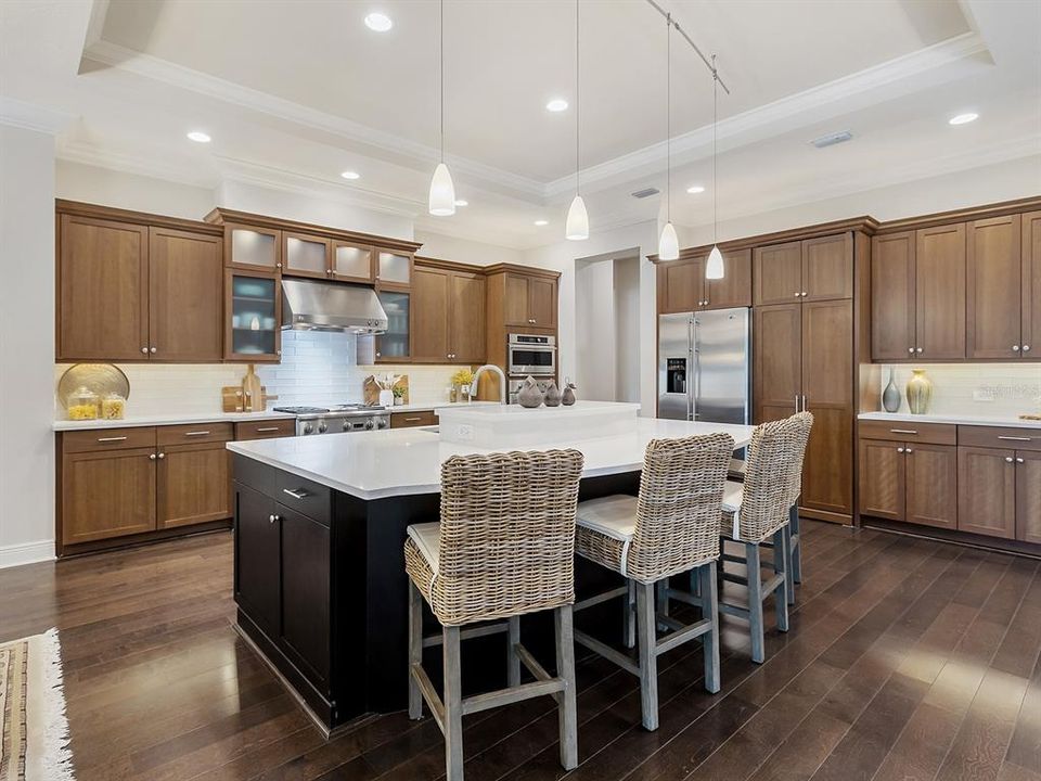 Под контрактом: $1,895,000 (3 спален, 3 ванн, 3667 Квадратных фут)