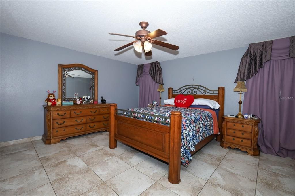 合同活跃: $419,000 (3 贝兹, 2 浴室, 1684 平方英尺)