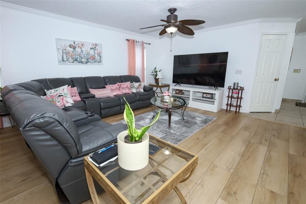 合同活跃: $419,000 (3 贝兹, 2 浴室, 1684 平方英尺)