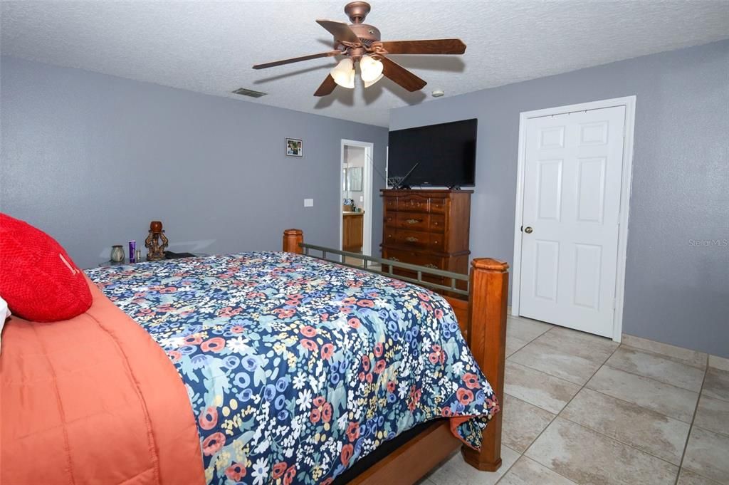 合同活跃: $419,000 (3 贝兹, 2 浴室, 1684 平方英尺)