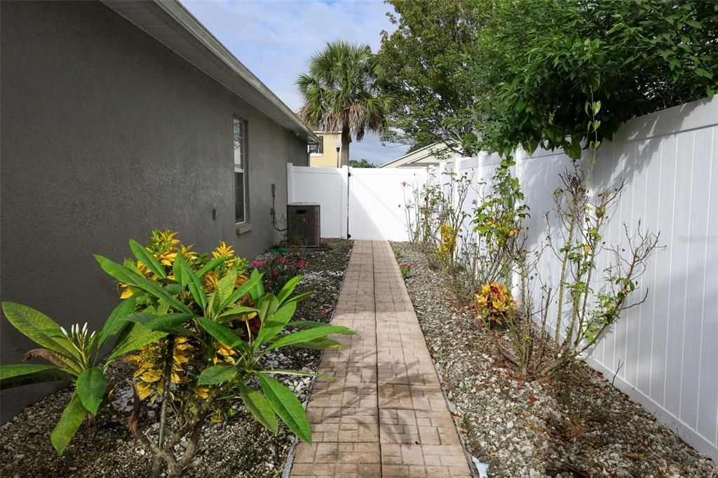 合同活跃: $419,000 (3 贝兹, 2 浴室, 1684 平方英尺)