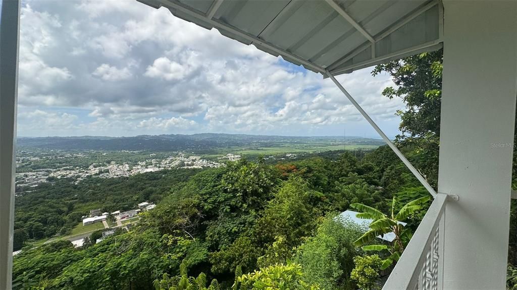 For Sale: $399,000 (3 beds, 3 baths, 2400 Square Feet)