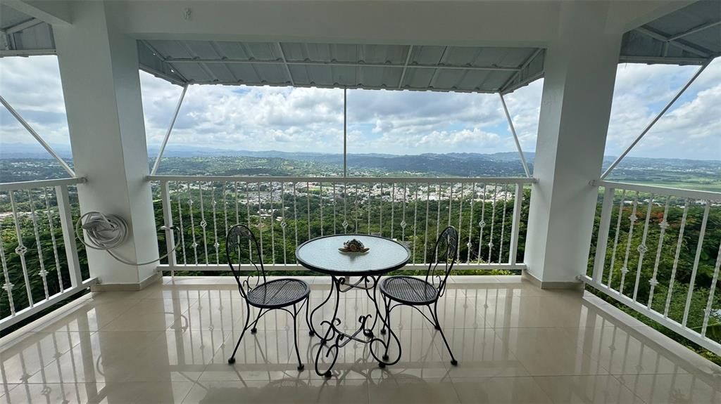 For Sale: $399,000 (3 beds, 3 baths, 2400 Square Feet)