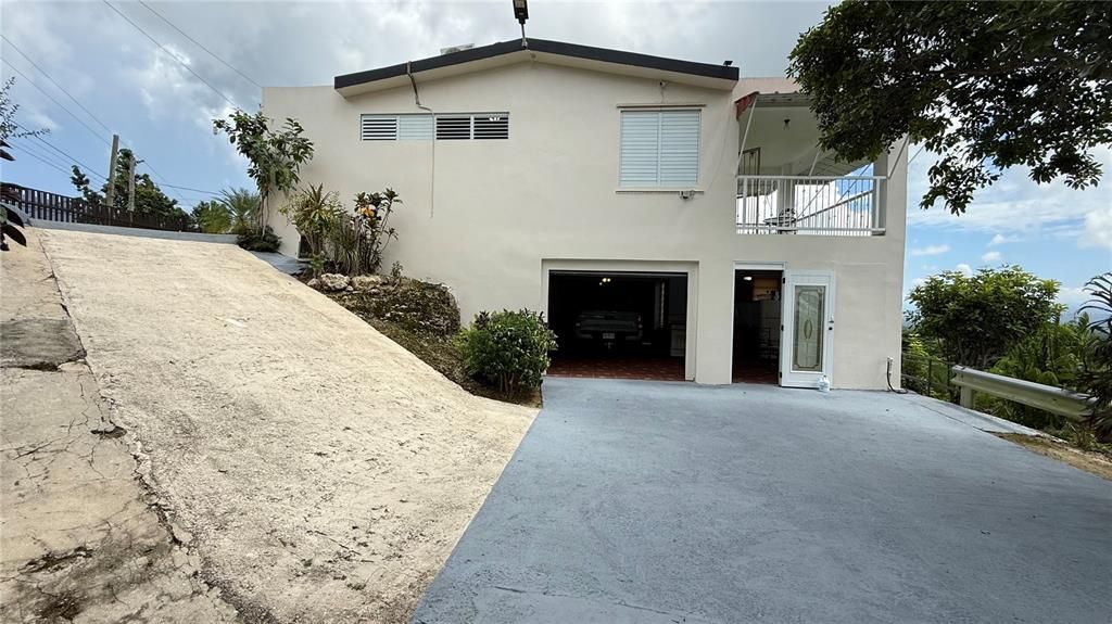 For Sale: $399,000 (3 beds, 3 baths, 2400 Square Feet)