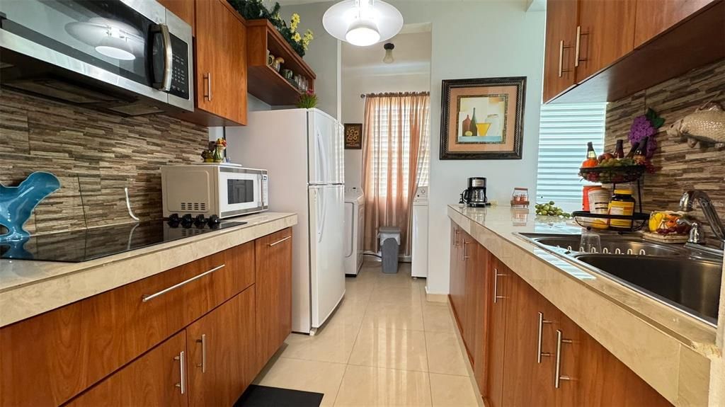 For Sale: $399,000 (3 beds, 3 baths, 2400 Square Feet)