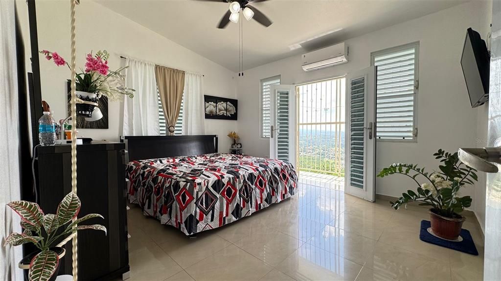 For Sale: $399,000 (3 beds, 3 baths, 2400 Square Feet)