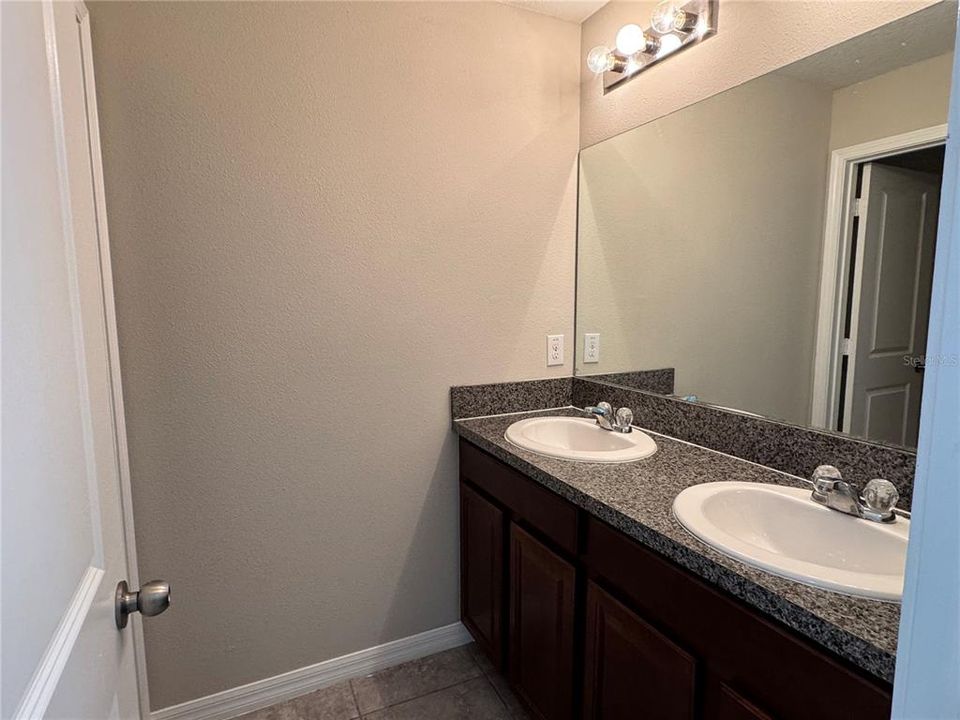 En Venta: $409,800 (5 camas, 2 baños, 2897 Pies cuadrados)