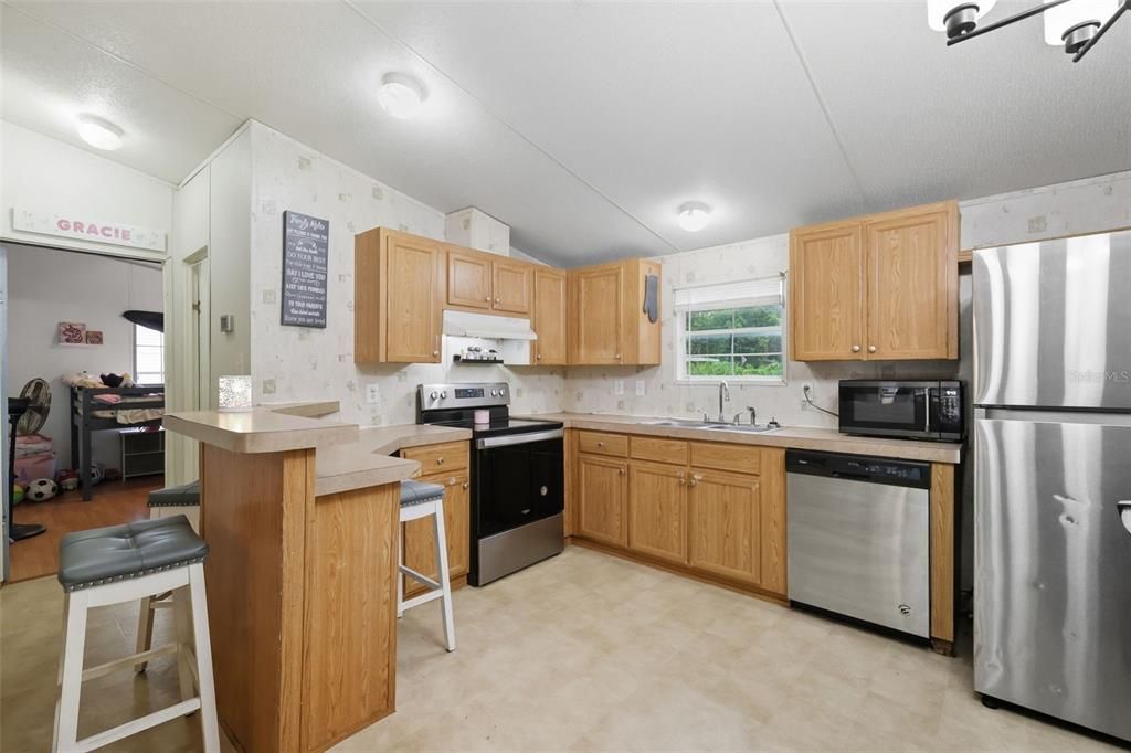 Active With Contract: $199,900 (3 beds, 2 baths, 1056 Square Feet)