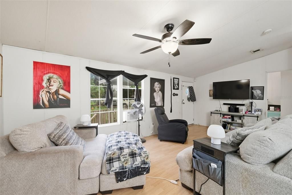 Active With Contract: $199,900 (3 beds, 2 baths, 1056 Square Feet)