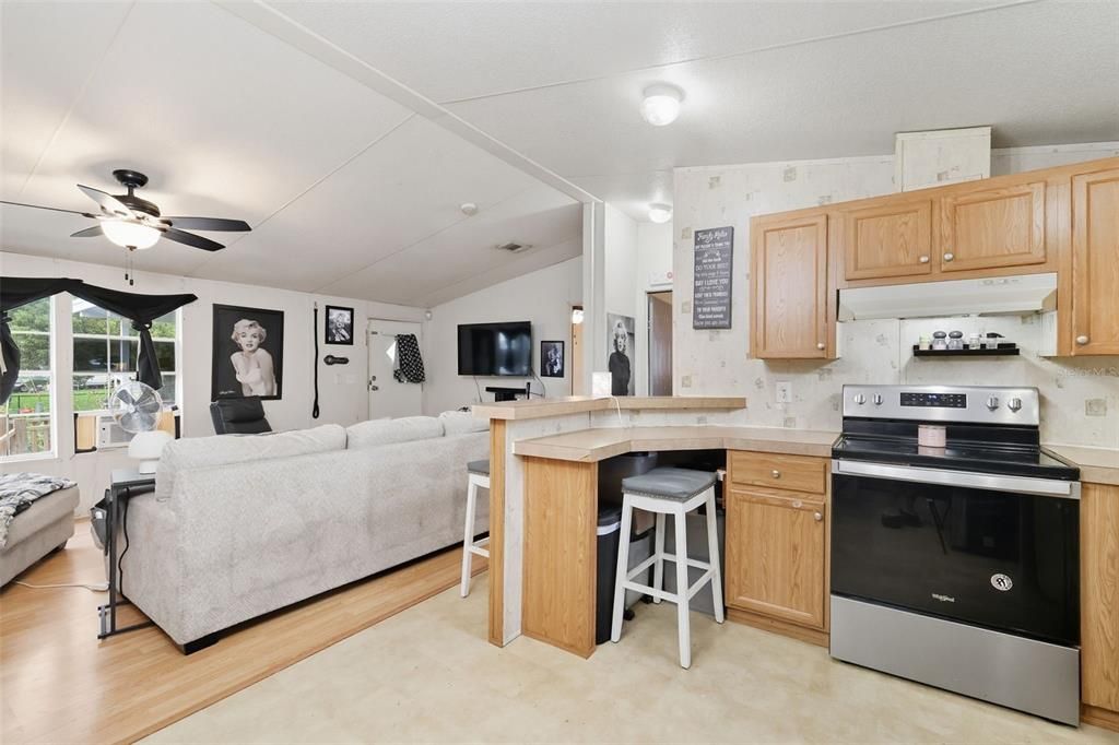 Active With Contract: $199,900 (3 beds, 2 baths, 1056 Square Feet)