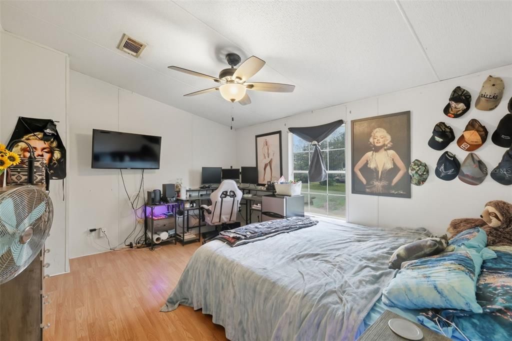 Active With Contract: $199,900 (3 beds, 2 baths, 1056 Square Feet)