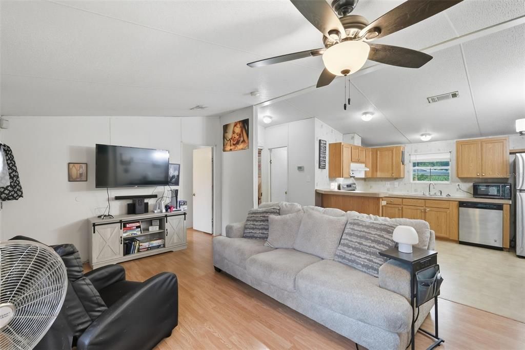 Active With Contract: $199,900 (3 beds, 2 baths, 1056 Square Feet)