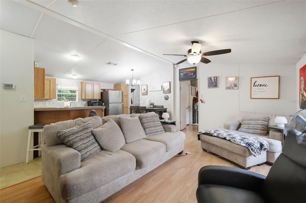 Active With Contract: $199,900 (3 beds, 2 baths, 1056 Square Feet)