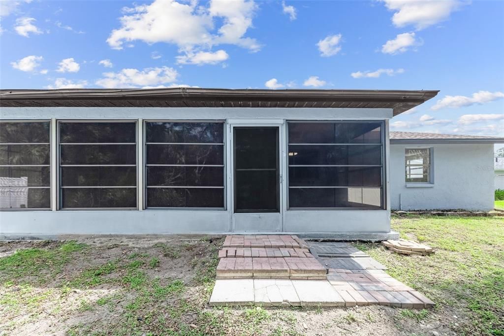 Active With Contract: $274,900 (3 beds, 2 baths, 1337 Square Feet)