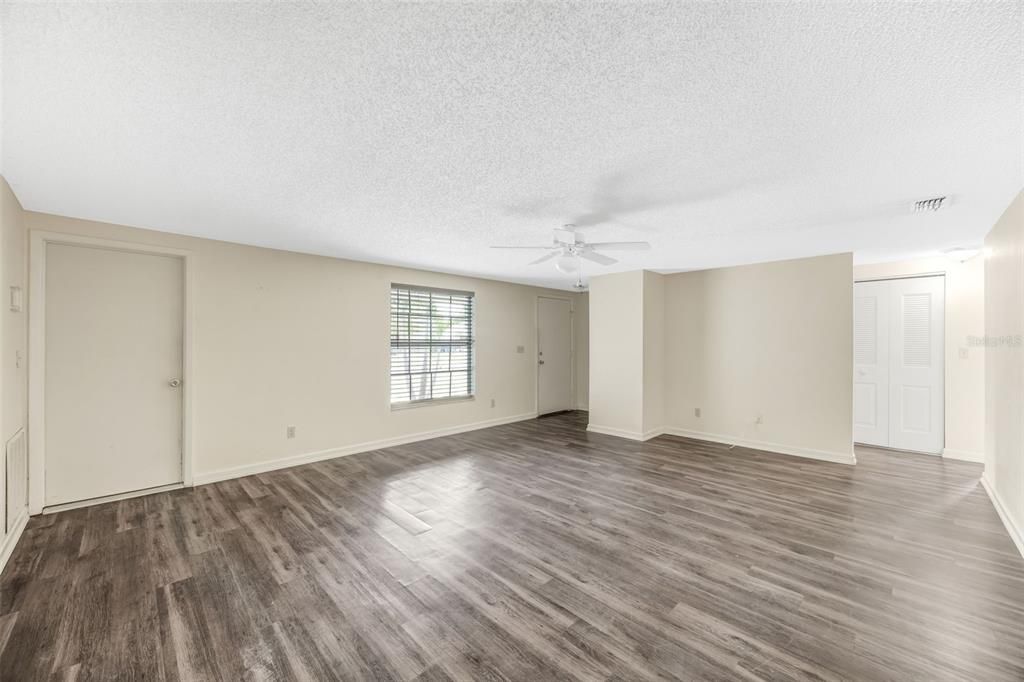 Active With Contract: $274,900 (3 beds, 2 baths, 1337 Square Feet)