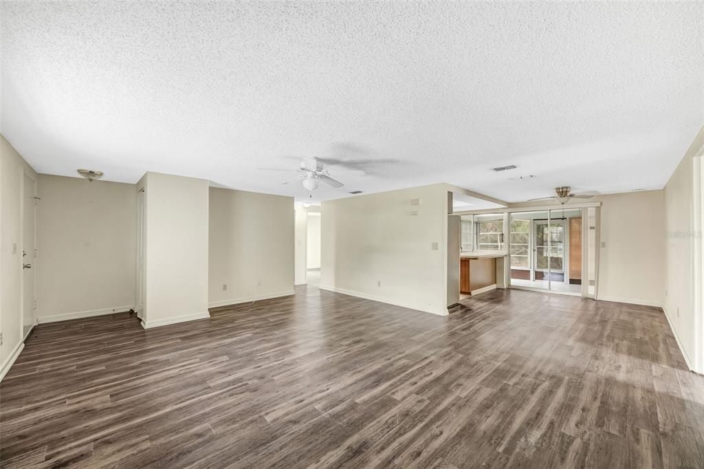 Active With Contract: $274,900 (3 beds, 2 baths, 1337 Square Feet)