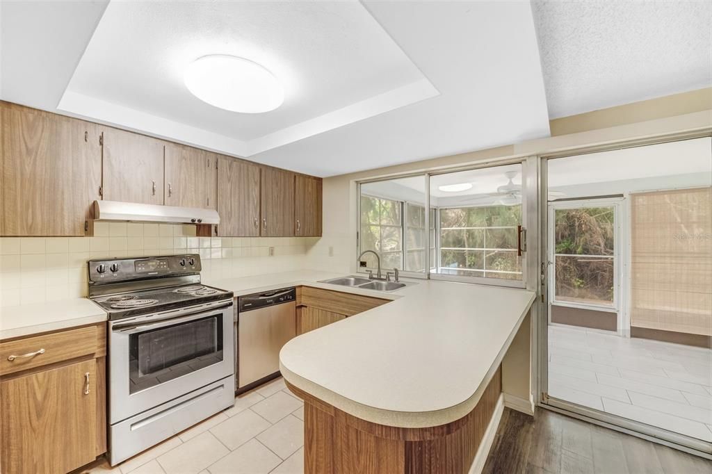 Active With Contract: $274,900 (3 beds, 2 baths, 1337 Square Feet)