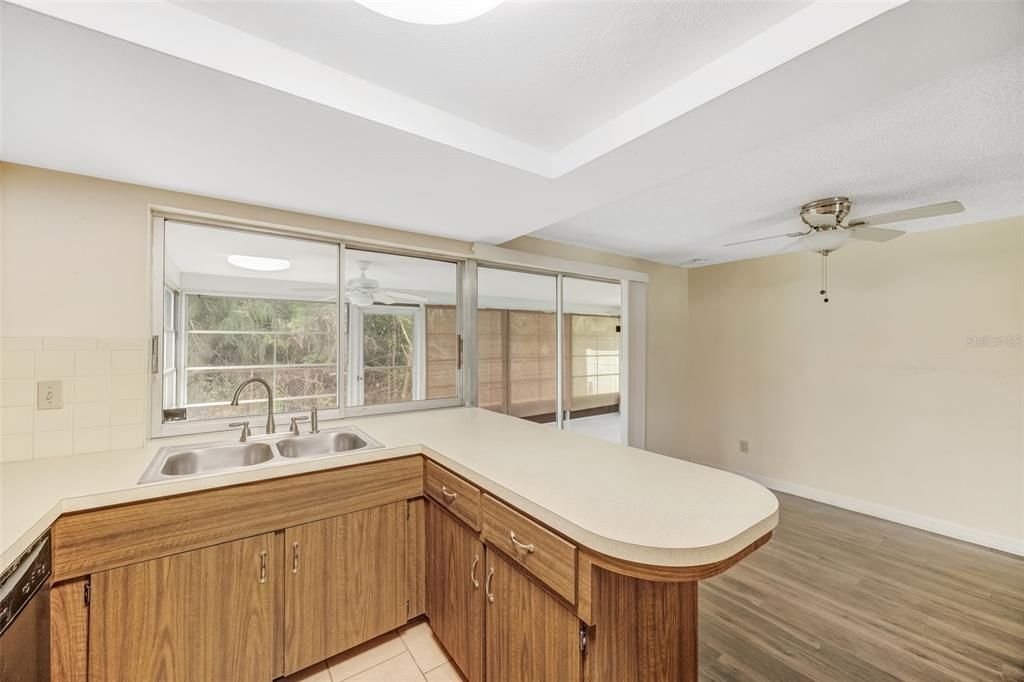 Active With Contract: $274,900 (3 beds, 2 baths, 1337 Square Feet)