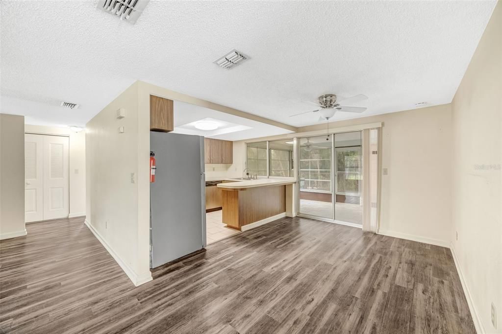 Active With Contract: $274,900 (3 beds, 2 baths, 1337 Square Feet)