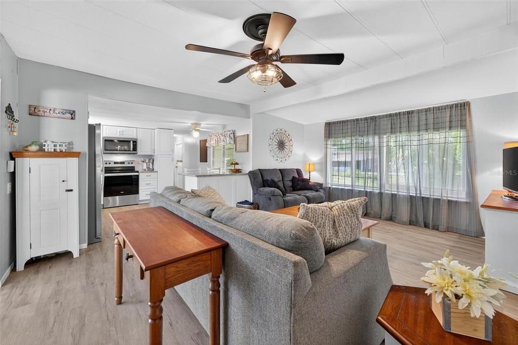 На продажу: $174,900 (2 спален, 2 ванн, 780 Квадратных фут)