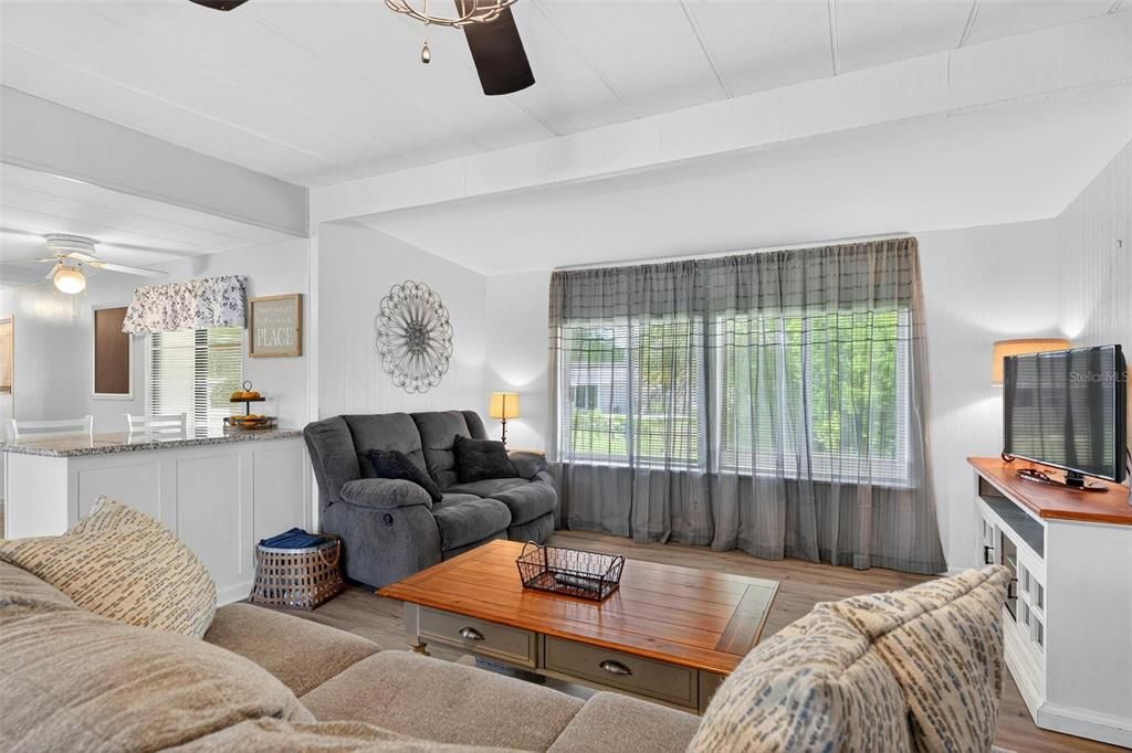 На продажу: $174,900 (2 спален, 2 ванн, 780 Квадратных фут)