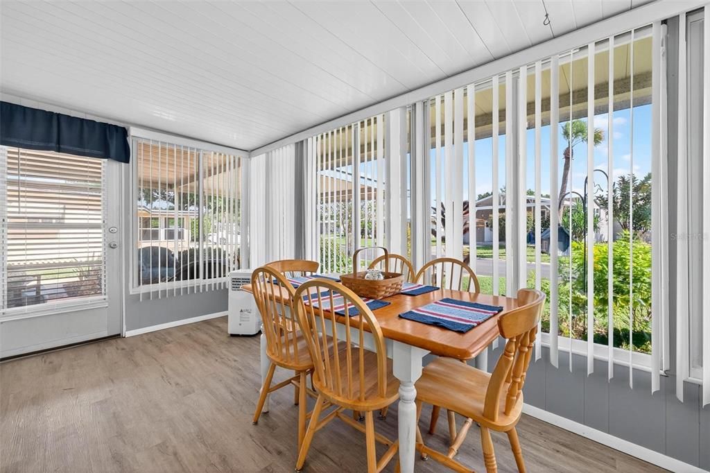 На продажу: $174,900 (2 спален, 2 ванн, 780 Квадратных фут)