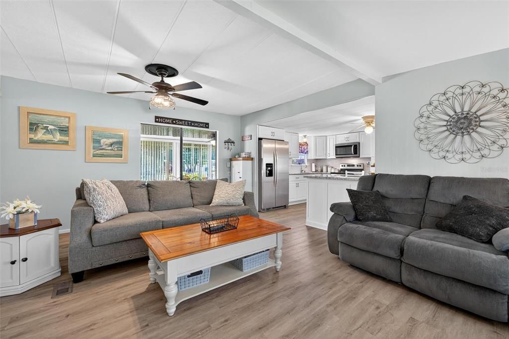 На продажу: $174,900 (2 спален, 2 ванн, 780 Квадратных фут)