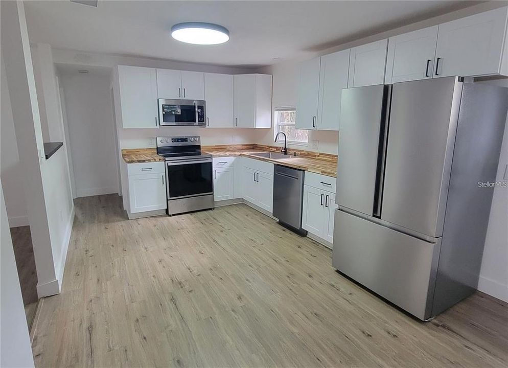 For Rent: $1,550 (3 beds, 1 baths, 988 Square Feet)