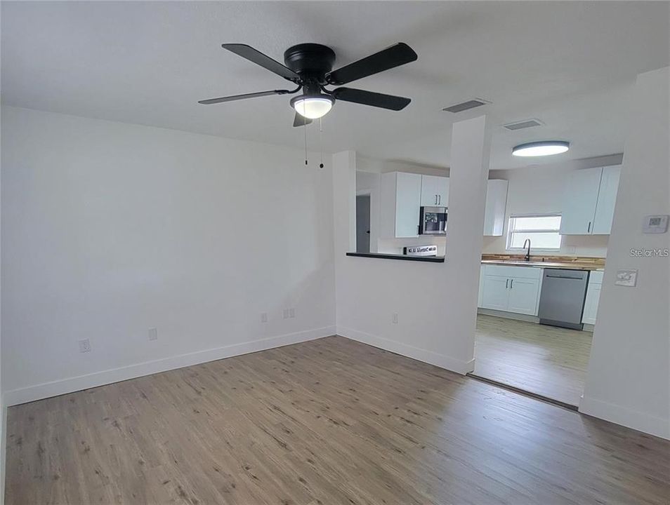 For Rent: $1,550 (3 beds, 1 baths, 988 Square Feet)
