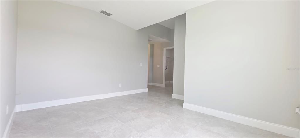 合同活跃: $364,000 (4 贝兹, 2 浴室, 1527 平方英尺)