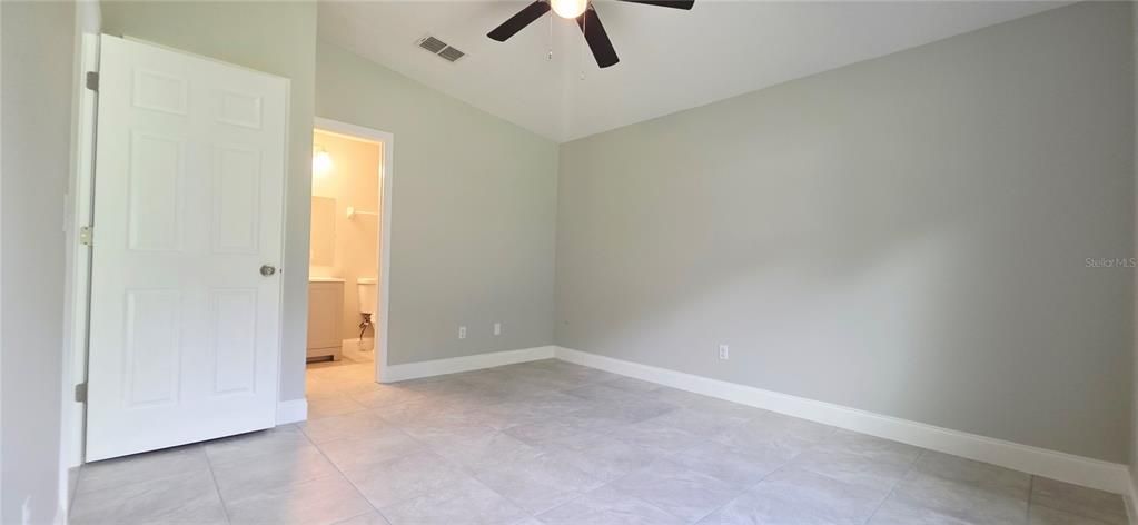 合同活跃: $364,000 (4 贝兹, 2 浴室, 1527 平方英尺)