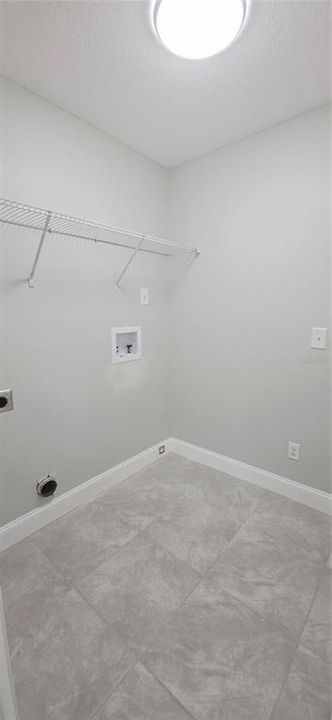 合同活跃: $364,000 (4 贝兹, 2 浴室, 1527 平方英尺)