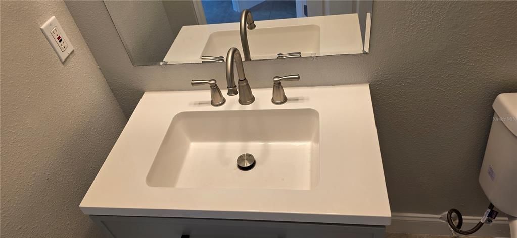 合同活跃: $364,000 (4 贝兹, 2 浴室, 1527 平方英尺)