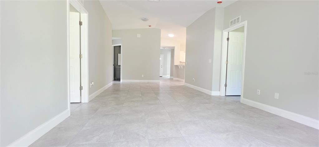 合同活跃: $364,000 (4 贝兹, 2 浴室, 1527 平方英尺)